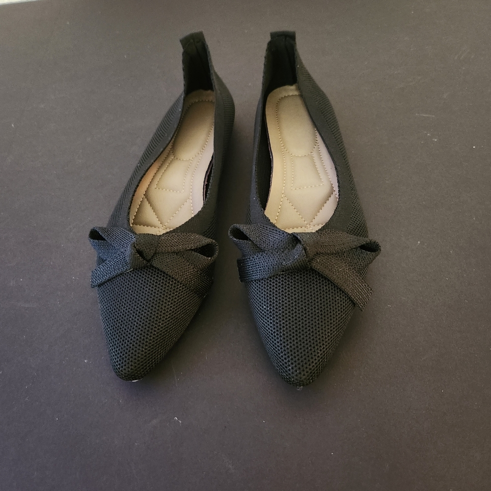 Black flats w/bow detail